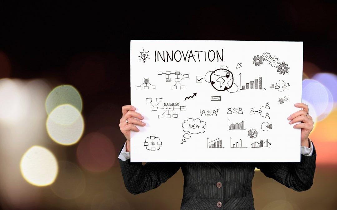 mężczyzna trzymający tablicę z napisem innovation